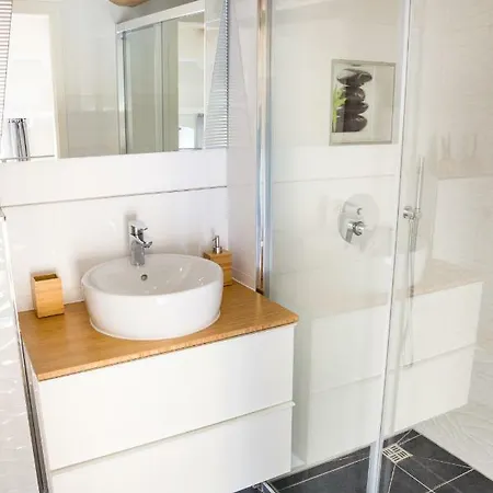 Tobacna White Apartment